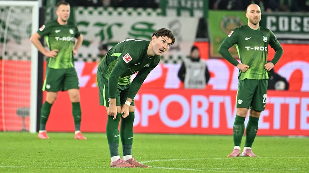 Fällt länger aus: Wolfsburg-Stürmer Jonas Wind (M). (Archivfoto) / Foto: Swen Pförtner/dpa