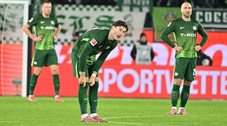 Fällt länger aus: Wolfsburg-Stürmer Jonas Wind (M). (Archivfoto) / Foto: Swen Pförtner/dpa