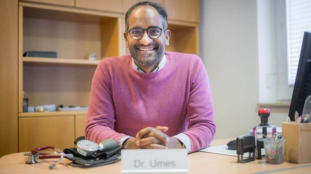 Von seinen Patienten lässt sich Umes Arunagirinathan einfach Dr. Umes nennen. / Foto: Sina Schuldt/dpa