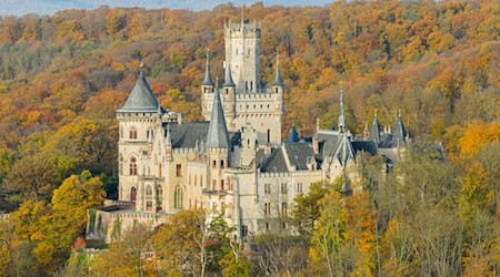 Die zweite Staffel der Teenie-Serie «Maxton Hall» startet - und am Schloss Marienburg als Drehort wird mit deutlich mehr Besuchern gerechnet. / Foto: Julian Stratenschulte/dpa