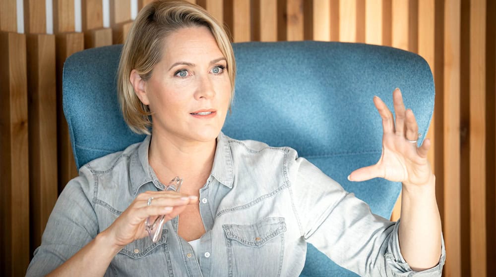 Schirmherrin der diesjährigen Oldenburger Kinder- und Jugendbuchmesse (Kibum) ist die Autorin, Journalistin und TV-Moderatorin Judith Rakers. / Foto: Sina Schuldt/dpa