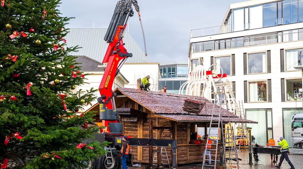 In Oldenburg und in vielen anderen Städten laufen die Vorbereitungen für die Weihnachtsmärkte auf Hochtouren.  / Foto: Sina Schuldt/dpa