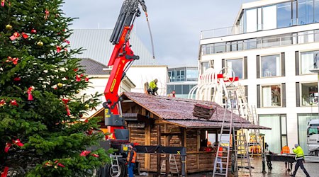 In Oldenburg und in vielen anderen Städten laufen die Vorbereitungen für die Weihnachtsmärkte auf Hochtouren.  / Foto: Sina Schuldt/dpa