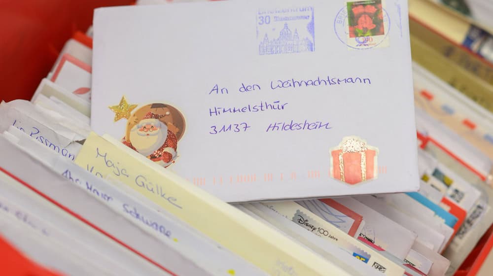 Das Weihnachtspostamt Himmelsthür öffnet, Mitarbeiter der Deutschen Post lesen und beantworten die Briefe. (Archivbild) / Foto: Julian Stratenschulte/dpa