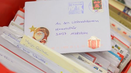 Das Weihnachtspostamt Himmelsthür öffnet, Mitarbeiter der Deutschen Post lesen und beantworten die Briefe. (Archivbild) / Foto: Julian Stratenschulte/dpa