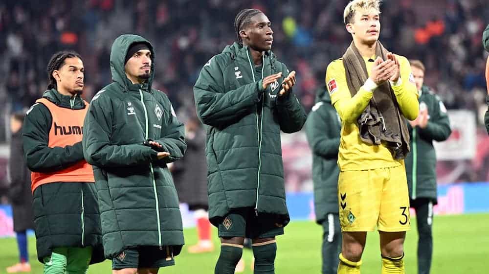 Die Bremer Spieler bedanken sich nach Abpfiff bei den Fans. Sportchef Fritz sah trotz Niederlage eine Entwicklung. / Foto: Jennifer Brückner/dpa