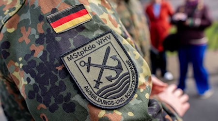 84 Rekruten haben in Wilhelmshaven ihr Gelöbnis abgelegt. (Archivbild) / Foto: Hauke-Christian Dittrich/dpa