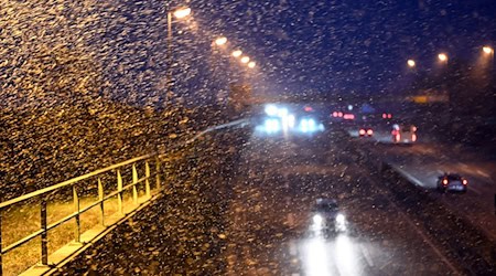 Wie hier auf der A31 im Emsland gab es im Nordwesten oft schwierige Bedingungen auf den Straßen. / Foto: Lars Penning/dpa