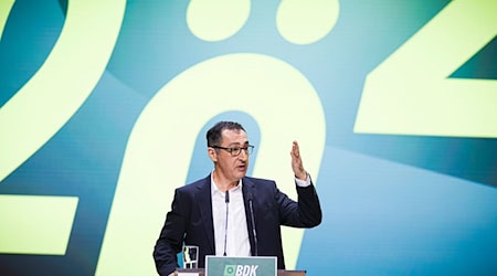 Im Landtagswahlkampf übt sich Cem Özdemir im Umgang mit den Grünen im Spagat zwischen Nähe und Distanz. / Foto: Moritz Frankenberg/dpa