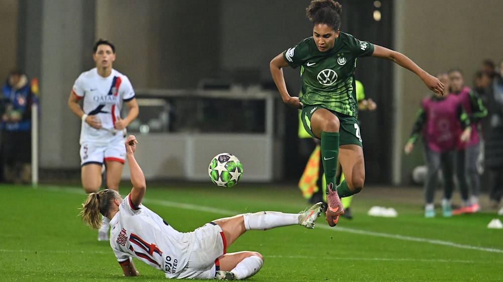 Cora Zicai (r, VfL Wolfsburg) markierte in Leipzig das 0:1 (Archiv). / Foto: Swen Pförtner/dpa