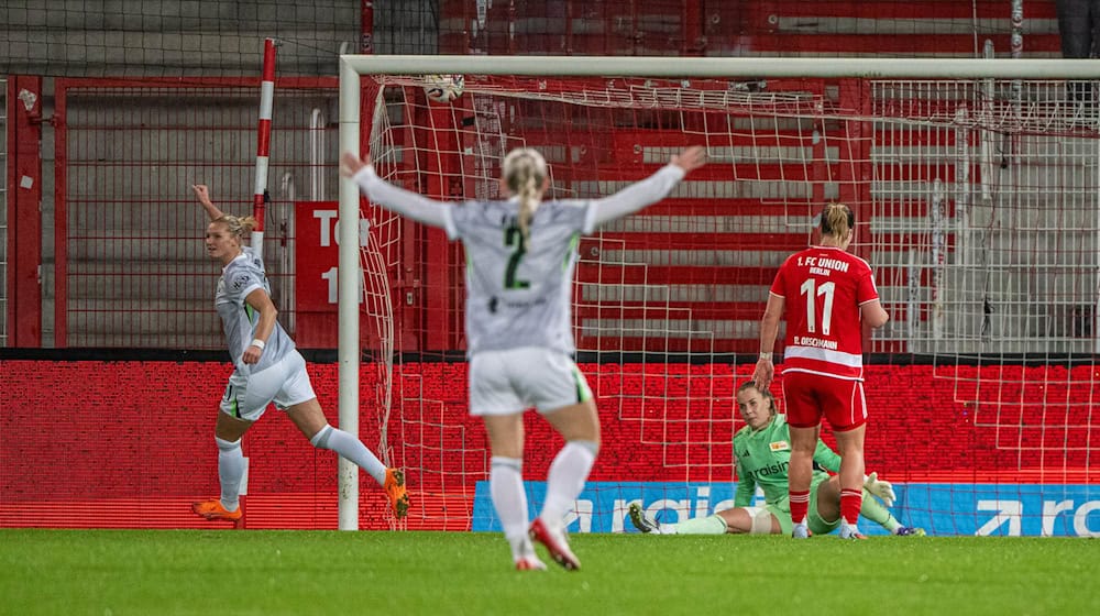 Wolfsburgs Alexandra Popp (l.) erzielt das Tor zum 2:1 bei den Berlinerinnen. / Foto: Matthias Koch/dpa
