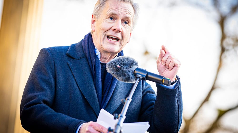 Ex-Bundespräsident Wulff spricht auf einer Demonstration gegen Rechtsextremismus. (Archivbild) / Foto: Moritz Frankenberg/dpa