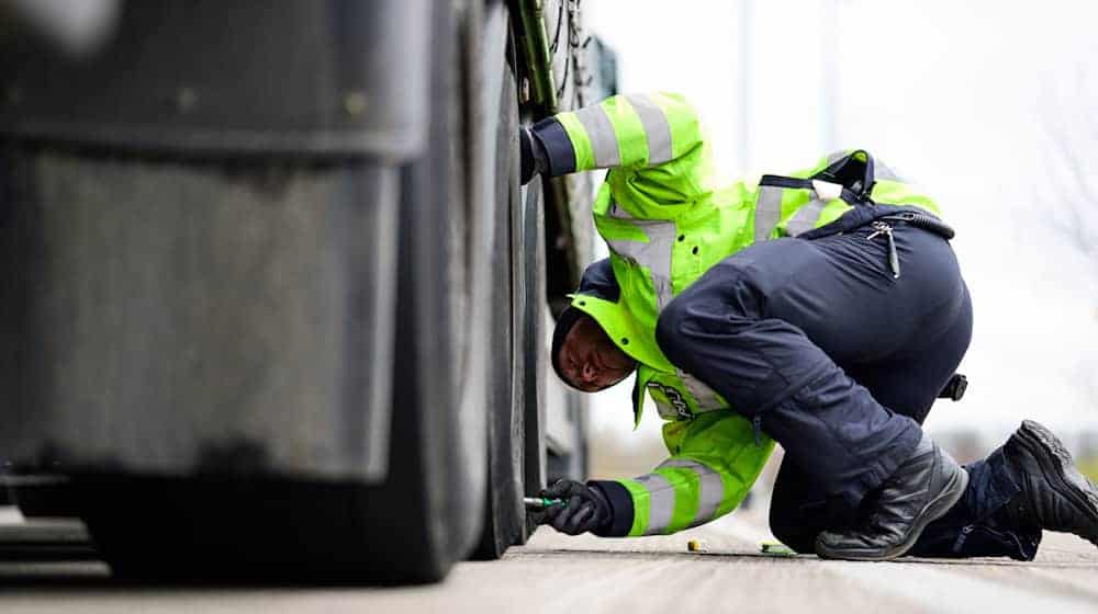 Die Beamten haben rund 90 Fahrzeuge kontrolliert. / Foto: Philipp Schulze/dpa