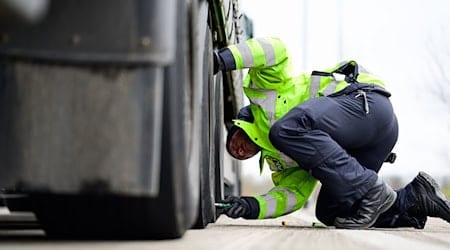 Die Beamten haben rund 90 Fahrzeuge kontrolliert. / Foto: Philipp Schulze/dpa