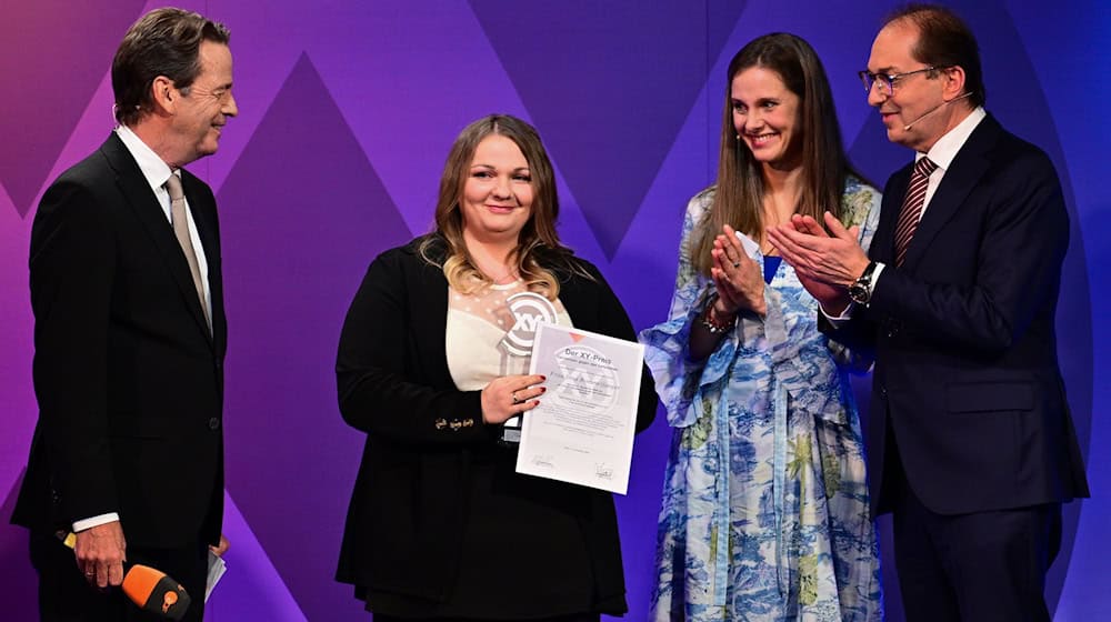  Inna Rommelfanger aus Verden (zweite von links) wurde geehrt.  / Foto: Sebastian Christoph Gollnow/dpa