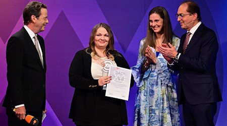  Inna Rommelfanger aus Verden (zweite von links) wurde geehrt.  / Foto: Sebastian Christoph Gollnow/dpa