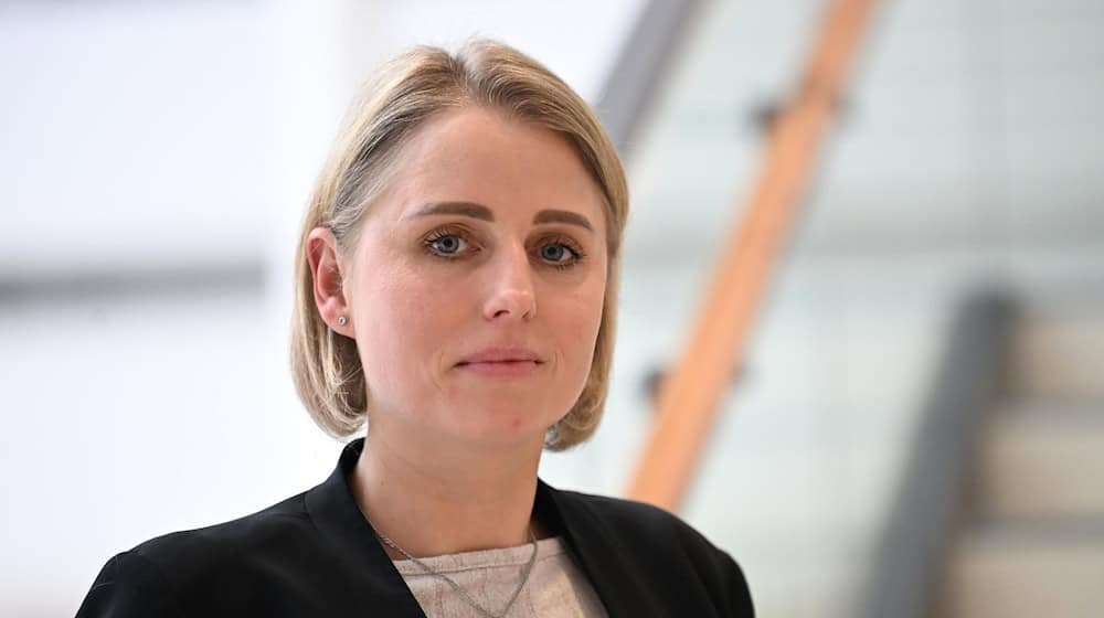 Seit drei Jahren sitzt Behrendt für die AfD im Landtag – politisch verortet sie sich selbst als konservativ und rechts. / Foto: -/dpa