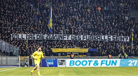 Fans von Eintracht Braunschweig haben protestiert. / Foto: Andreas Gora/dpa