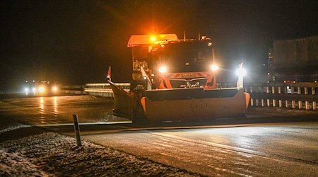 Für die Retter kommt das Streufahrzeug zur rechten Zeit. (Symbolbild) / Foto: Jason Tschepljakow/dpa