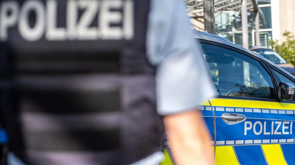 Nach einem Messerangriff fahndet die Polizei nach zwei flüchtigen Männern. (Archivbild) / Foto: David Inderlied/dpa