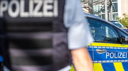 Nach einem Messerangriff fahndet die Polizei nach zwei flüchtigen Männern. (Archivbild) / Foto: David Inderlied/dpa