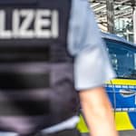 Nach einem Messerangriff fahndet die Polizei nach zwei flüchtigen Männern. (Archivbild) / Foto: David Inderlied/dpa