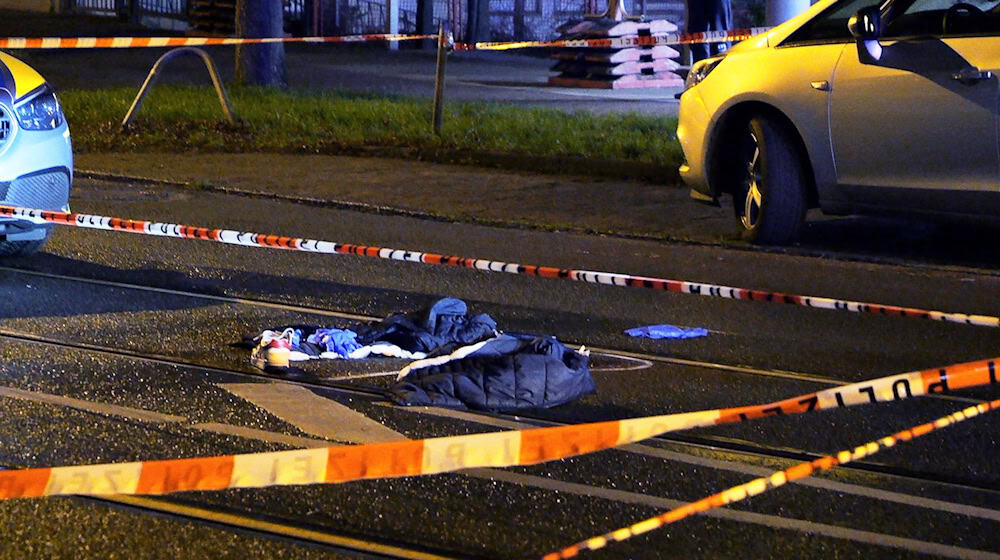 Kleidung und Schuhe liegen an der abgesperrten Unfallstelle im Stadtteil Hastedt auf den Gleisen. / Foto: Jörn Hüneke/dpa
