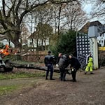 Der Baumstamm wird künftig vor einem Gebäude des Focke-Museums ausgestellt. / Foto: Dieter Bischop/Landesarchäologie Bremen/dpa