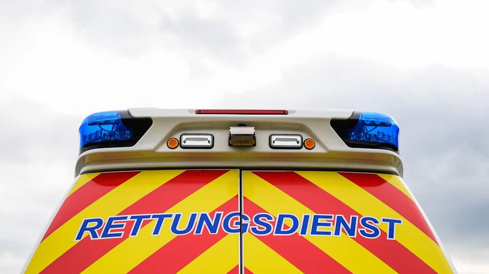 Der Rettungsdienst brachte den 81-jährigen Autofahrer nach dem Unfall in ein Krankenhaus. (Symbolbild) / Foto: Philipp Schulze/dpa