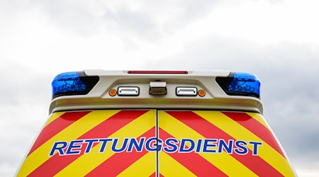 Der Rettungsdienst brachte den 81-jährigen Autofahrer nach dem Unfall in ein Krankenhaus. (Symbolbild) / Foto: Philipp Schulze/dpa