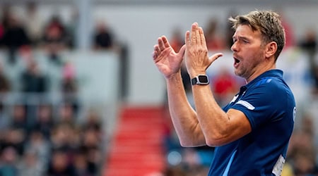 Trainer Christian Prokop und die TSV Hannover-Burgdorf spielten gegen die Füchse Berlin. (Archivbild) / Foto: Julius Frick/dpa