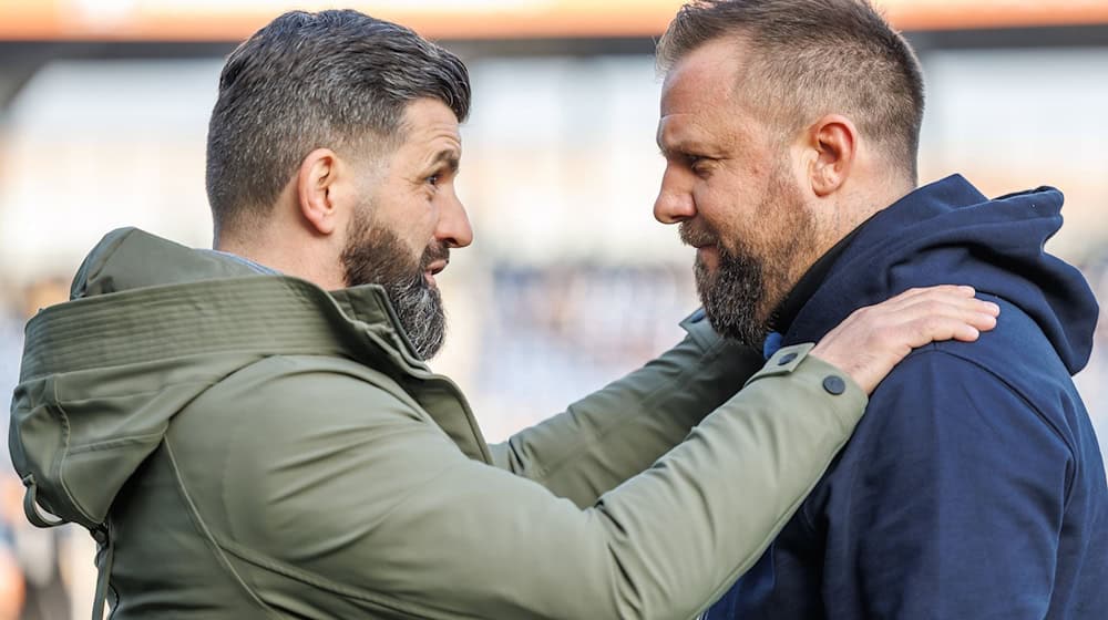 Trainerkollegen: Miron Muslic (l) von Schalke 04 und Heiner Backhaus von Eintracht Braunschweig. / Foto: Andreas Gora/dpa