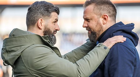 Trainerkollegen: Miron Muslic (l) von Schalke 04 und Heiner Backhaus von Eintracht Braunschweig. / Foto: Andreas Gora/dpa