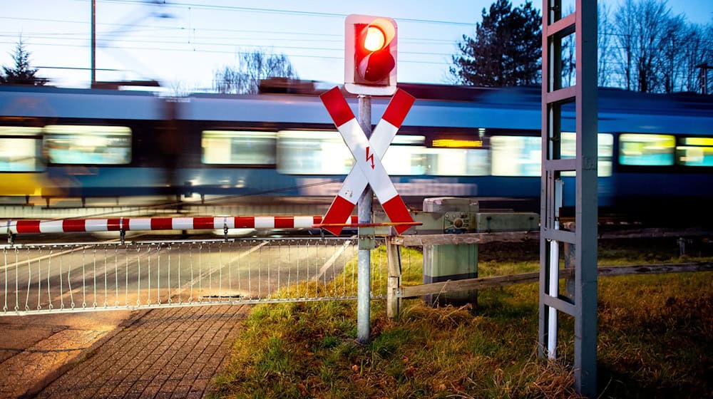  Ein Auto ist mit einer Ampel kollidiert und wurde dann von einem Regionalzug erfasst. (Symbolbild) / Foto: Hauke-Christian Dittrich/dpa