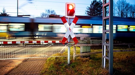 Auto gerät teils auf Gleise – Zug kann nicht mehr stoppen