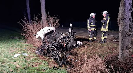 Die junge Beifahrerin musste von der Feuerwehr aus dem völlig zerstörten Fahrzeug befreit werden.  / Foto: -/weserpictures /dpa