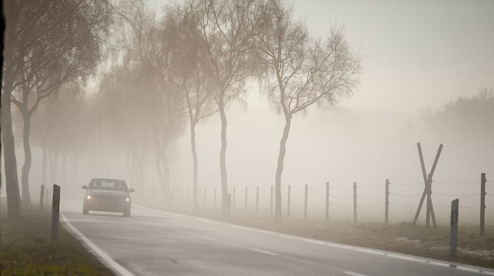 Auf Niedersachsens Straßen ist wegen Nebel und Glättegefahr besondere Vorsicht geboten. (Archivbild) / Foto: Philipp Schulze/dpa/dpa-tmn