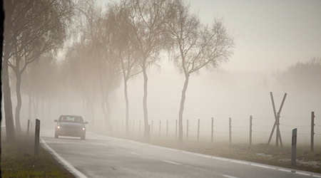 Auf Niedersachsens Straßen ist wegen Nebel und Glättegefahr besondere Vorsicht geboten. (Archivbild) / Foto: Philipp Schulze/dpa/dpa-tmn
