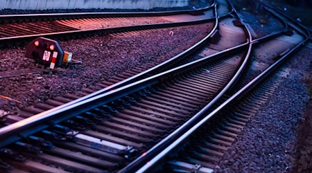 Ein junger Autofahrer ohne Führerschein landet nach einem Unfall mit dem Wagen seiner Mutter auf den Bahnschienen. (Symbolbild) / Foto: Julian Stratenschulte/dpa