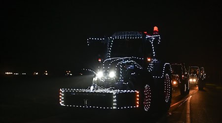 Trotz Weihnachtsbeleuchtung am Trecker hat ein Autofahrer im Landkreis Celle die Landmaschine übersehen - es kam zu einem Zusammenstoß. (Symbolbild) / Foto: Lars Klemmer/dpa
