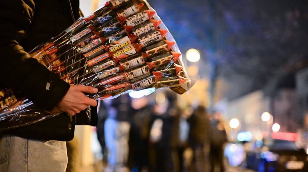 In Celle sollen zwei Familienväter mit Kindern fahrende Autos mit Silvesterraketen beschossen haben. (Symbolbild) / Foto: Sebastian Christoph Gollnow/dpa