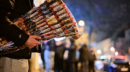 In Celle sollen zwei Familienväter mit Kindern fahrende Autos mit Silvesterraketen beschossen haben. (Symbolbild) / Foto: Sebastian Christoph Gollnow/dpa