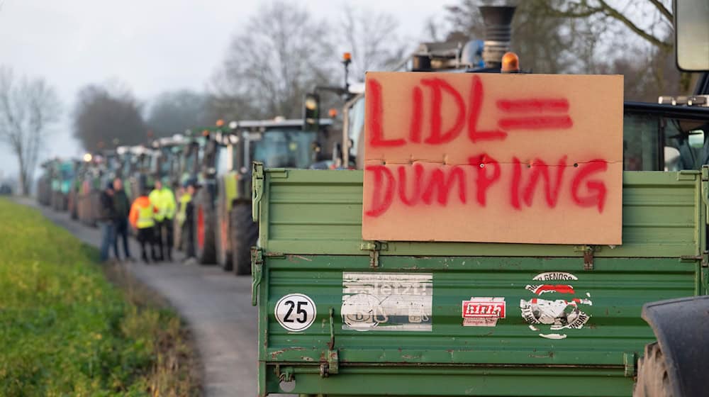 Auch in Cloppenburg haben sich mehrere Bauern versammelt  / Foto: Marijan Murat/dpa