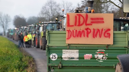 Auch in Cloppenburg haben sich mehrere Bauern versammelt  / Foto: Marijan Murat/dpa