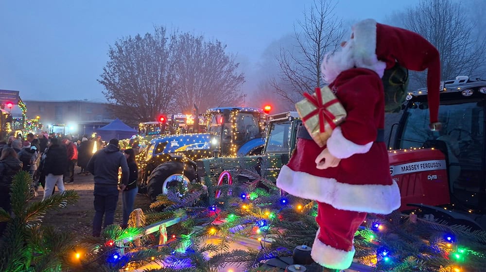 Weihnachtlich geschmückte Trecker sind bei einer Lichterfahrt von Syke nach Weyhe gefahren.  / Foto: Kai Moorschlatt/dpa