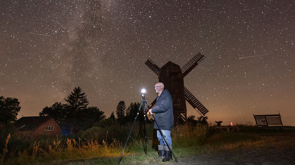 Für Astrofotografen wie Helmut Schnieder ist die Altmark ein besonders gut geeigneter Ort. (Archivbild) / Foto: Simon Kremer/dpa