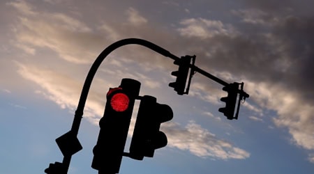 Der Mann stand mit seinem Fahrzeug an einer roten Ampel . (Symbolbild) / Foto: Karl-Josef Hildenbrand/dpa