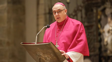 Der Osnabrücker Bischof Dominicus Meier hat die Gläubigen dazu aufgerufen, sich für demokratische Verhältnisse einzusetzen. (Archivbild) / Foto: Friso Gentsch/dpa