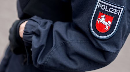 Ein Mann soll einen Polizisten in die Hand gebissen haben. (Symbolbild) / Foto: Hauke-Christian Dittrich/dpa