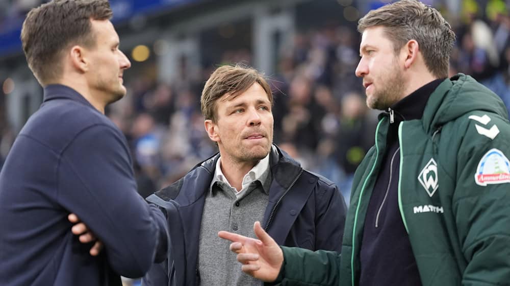 Werders sportliche Leitung: Leiter Profifußball Peter Niemeyer (r) und Geschäftsführer Clemens Fritz (m) - hier im Gespräch mit HSV-Sportdirektor Claus Costa. / Foto: Marcus Brandt/dpa